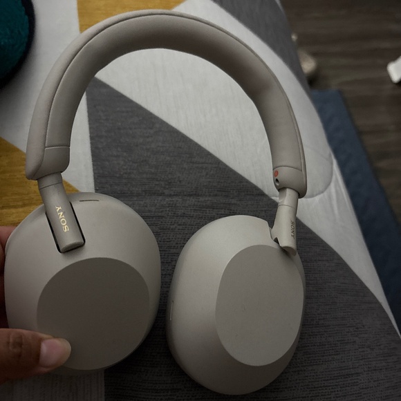 Sony headphones - Picture 1 of 2